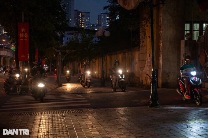 Motorbike riders flout traffic laws across Hanoi - 8