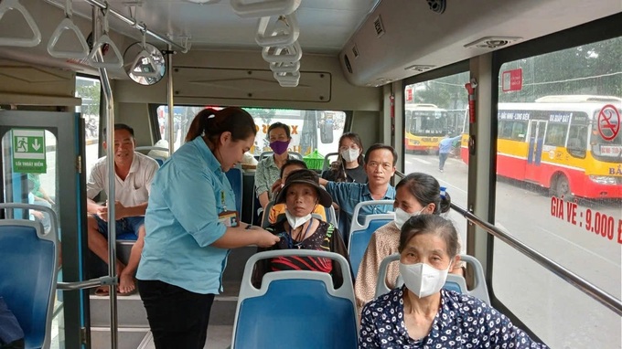 Hanoi launches pilot electric bus route linking city centre and Dong Anh - 1 Hanoi launches pilot electric bus route linking city centre and Dong Anh - 1