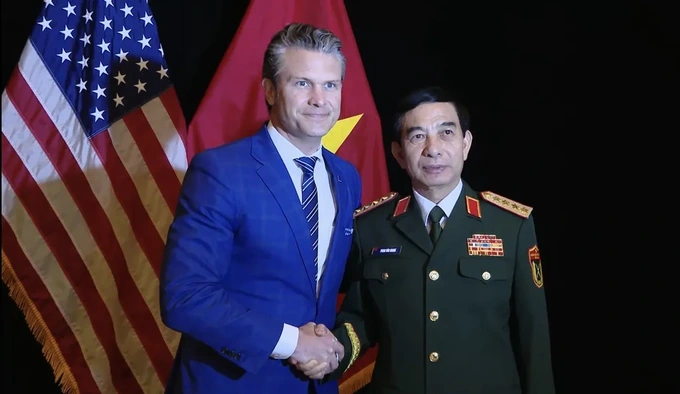 Vietnamese and US defence ministers meet on sidelines of Shangri-La - 1 Vietnamese and US defence ministers meet on sidelines of Shangri-La - 1