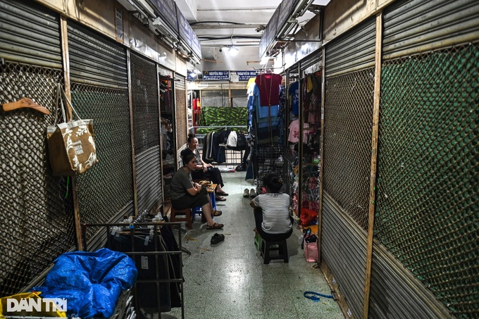 Hundreds of stalls at Hanoi's Dong Xuan Market closed for lack of customers - 5 Hundreds of stalls at Hanoi's Dong Xuan Market closed for lack of customers - 5