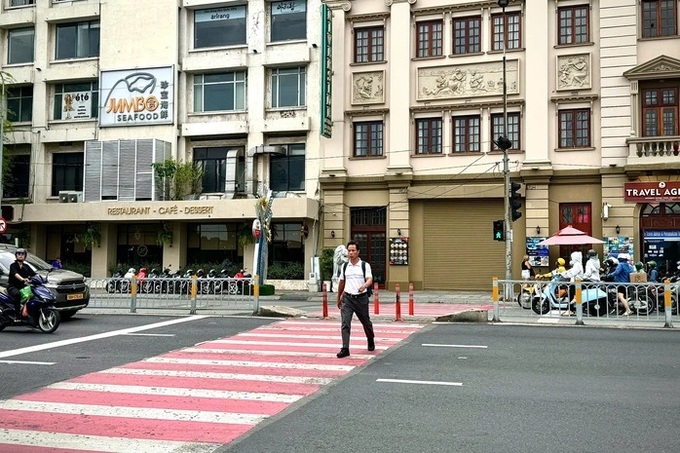 HCM City installs first pedestrian crossing warning lights - 1 HCM City installs first pedestrian crossing warning lights - 1
