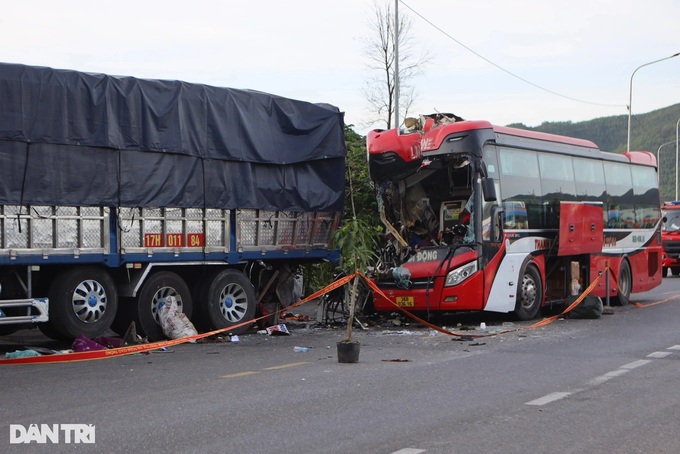 One dead, 28 injured in passenger bus-truck collision in Hue - 1 One dead, 28 injured in passenger bus-truck collision in Hue - 1
