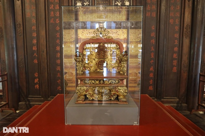Nguyen Dynasty imperial treasures secured in glass cases - 2 Nguyen Dynasty imperial treasures secured in glass cases - 2