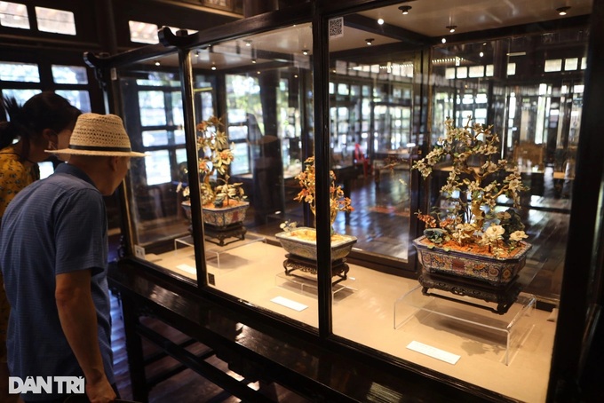 Nguyen Dynasty imperial treasures secured in glass cases - 1 Nguyen Dynasty imperial treasures secured in glass cases - 1