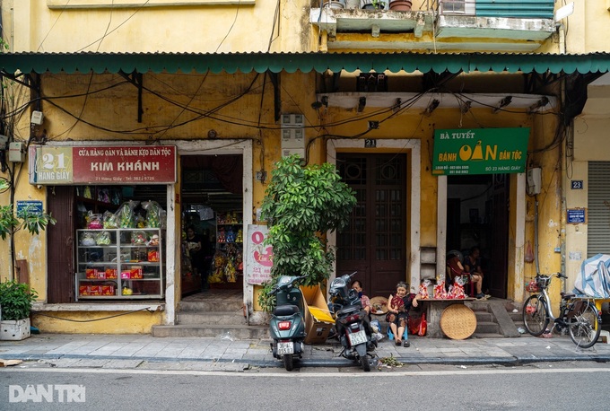Hanoi's Old Quarter fashion stores face wave of shutdowns - 11 Hanoi's Old Quarter fashion stores face wave of shutdowns - 11