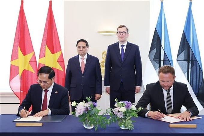 Vietnamese Prime Minister holds talks with Estonian counterpart in Tallinn - 3
