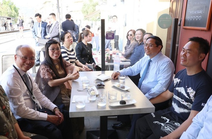 PM Pham Minh Chinh visits family of Vietnamese national in France - 2 PM Pham Minh Chinh visits family of Vietnamese national in France - 2