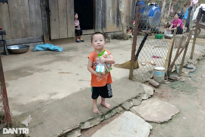 Dien Bien burn victim boy receives over VND 322 million in donations - 3 Dien Bien burn victim boy receives over VND 322 million in donations - 3