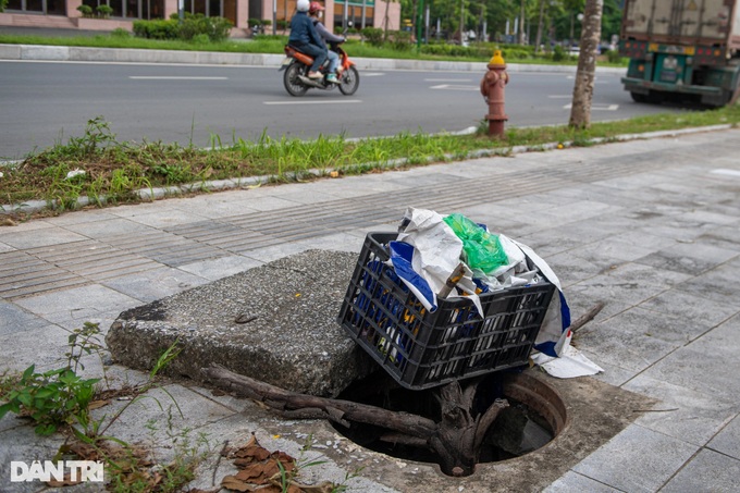 Hanoi road deteriorates only a year after opening - 6
