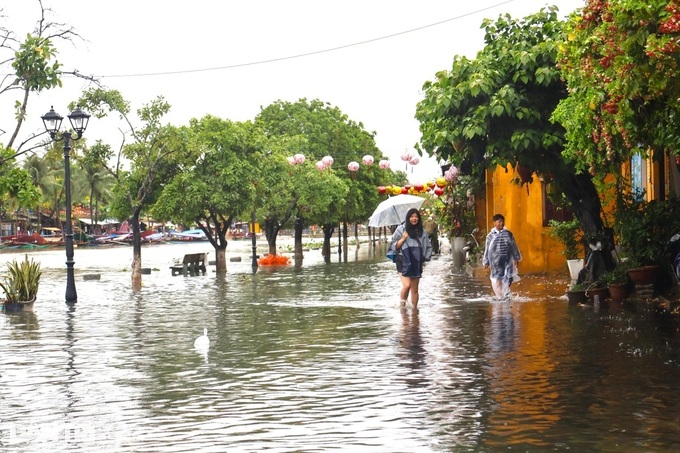 Hoi An struggles with flooding after heavy rain - 2 Hoi An struggles with flooding after heavy rain - 2