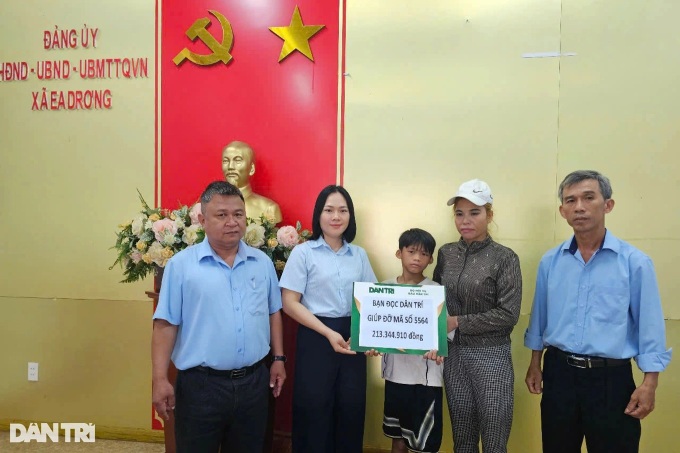Over VND 213 million donated to child suffering from severe skin condition - 1 Over VND 213 million donated to child suffering from severe skin condition - 1