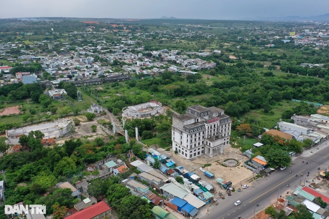 Desolate scene at abandoned Phan Thiet tourist site - 2 Desolate scene at abandoned Phan Thiet tourist site - 2