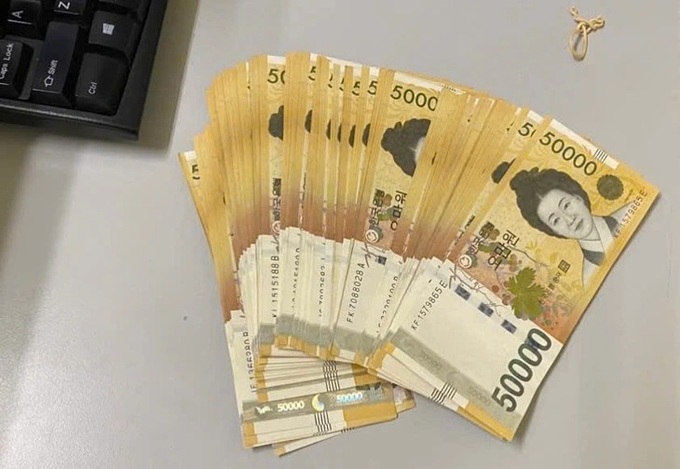 South Korean traveller recovers 5 million won left behind at airport - 2 South Korean traveller recovers 5 million won left behind at airport - 2