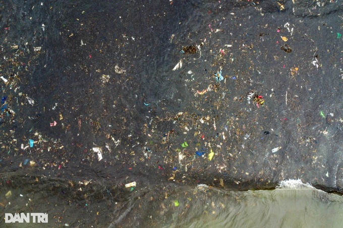 Danang beach left strewn with rubbish after torrential rain - 2