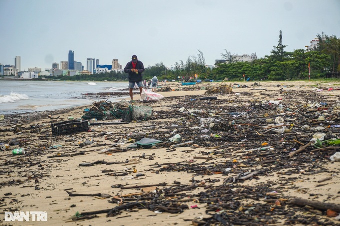 Danang beach left strewn with rubbish after torrential rain - 3