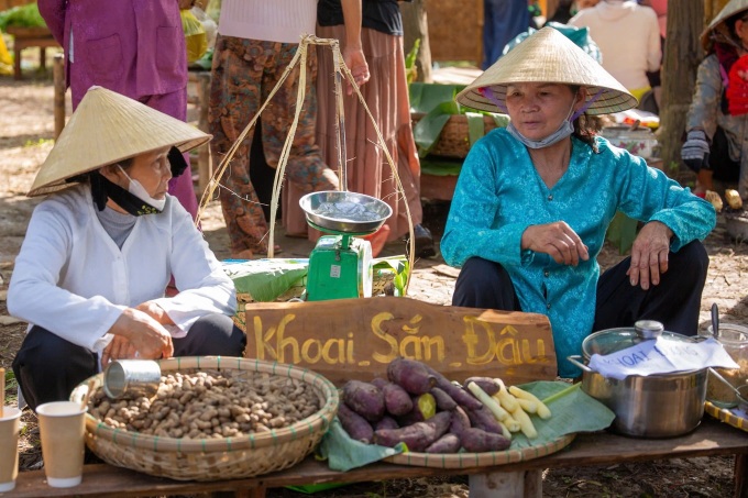 Tourists explore new village market in Hoi An - 1 Tourists explore new village market in Hoi An - 1