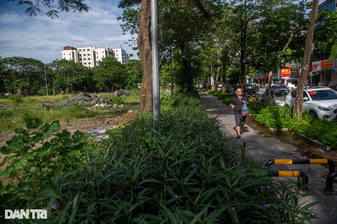 Neglected Hanoi park falls into disrepair - 2