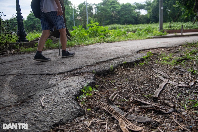 Neglected Hanoi park falls into disrepair - 5
