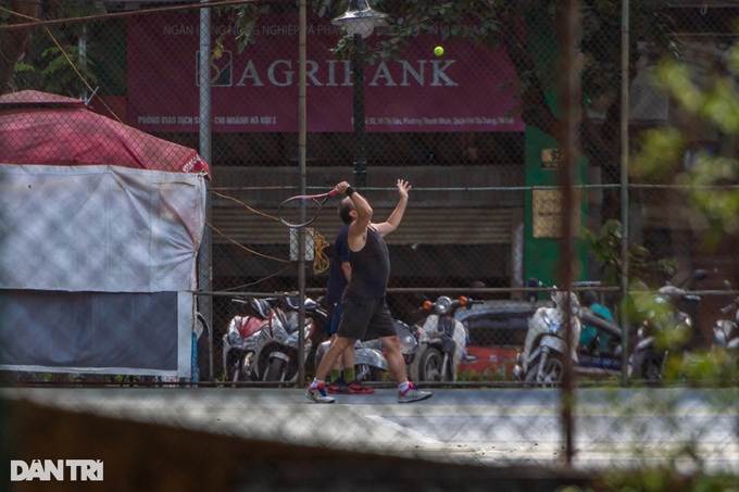 Neglected Hanoi park falls into disrepair - 9