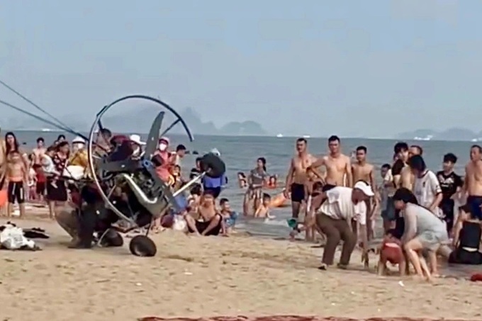 Motorised paraglider hits tourists on Ha Long beach - 1 Motorised paraglider hits tourists on Ha Long beach - 1