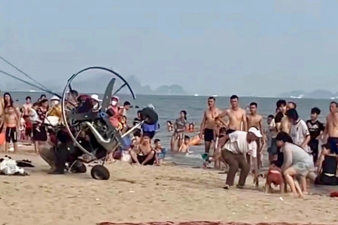 Quang Ninh fines company after powered paraglider crashes into beachgoers - 1 Quang Ninh fines company after powered paraglider crashes into beachgoers - 1