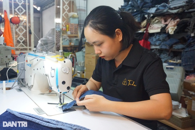HCM City woman turns old jeans into eco-friendly designer bags - 2 HCM City woman turns old jeans into eco-friendly designer bags - 2