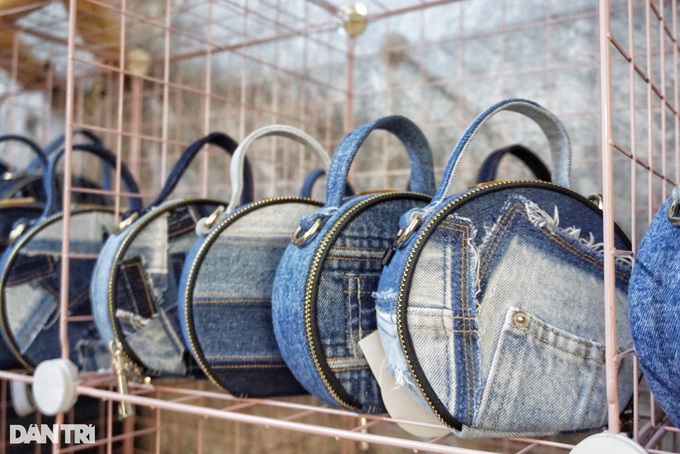 HCM City woman turns old jeans into eco-friendly designer bags - 8 HCM City woman turns old jeans into eco-friendly designer bags - 8