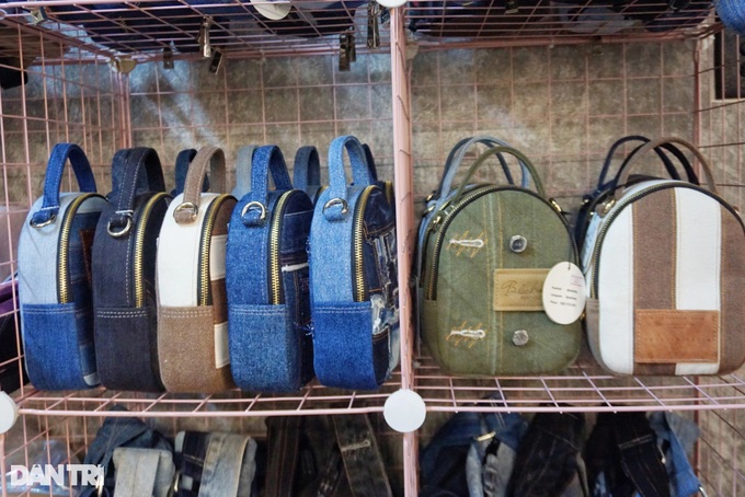 HCM City woman turns old jeans into eco-friendly designer bags - 6 HCM City woman turns old jeans into eco-friendly designer bags - 6