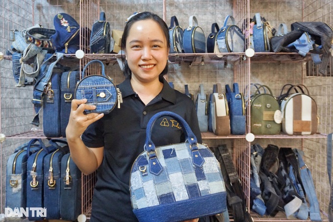 HCM City woman turns old jeans into eco-friendly designer bags - 1 HCM City woman turns old jeans into eco-friendly designer bags - 1