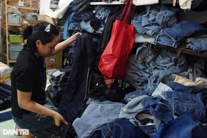HCM City woman turns old jeans into eco-friendly designer bags - 3 HCM City woman turns old jeans into eco-friendly designer bags - 3