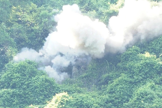 Quang Binh uses explosives to remove 30-tonne boulder on cliff - 2 Quang Binh uses explosives to remove 30-tonne boulder on cliff - 2
