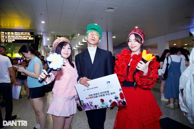 Vietnamese fans give warm welcome to G-Dragon in Hanoi - 5 Vietnamese fans give warm welcome to G-Dragon in Hanoi - 5