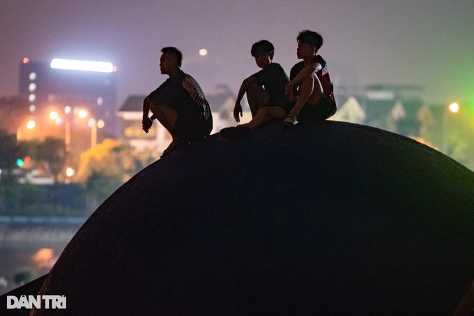 Poor lighting at Hanoi park affects public use - 10 Poor lighting at Hanoi park affects public use - 10