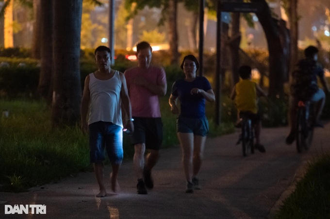Poor lighting at Hanoi park affects public use - 4 Poor lighting at Hanoi park affects public use - 4