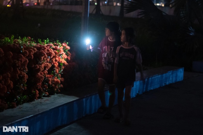 Poor lighting at Hanoi park affects public use - 5 Poor lighting at Hanoi park affects public use - 5