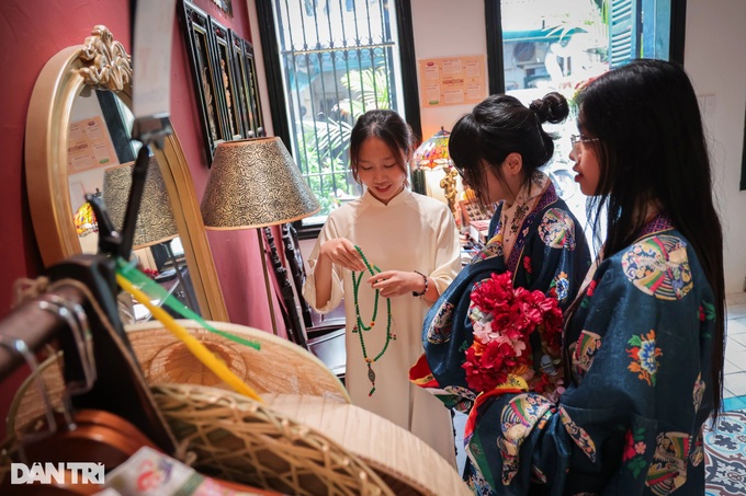 Instant-photo craze captivates young people in Hanoi - 3 Instant-photo craze captivates young people in Hanoi - 3