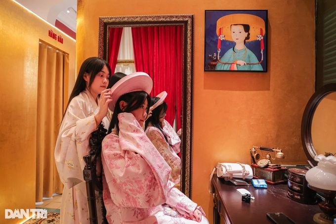 Instant-photo craze captivates young people in Hanoi - 4 Instant-photo craze captivates young people in Hanoi - 4