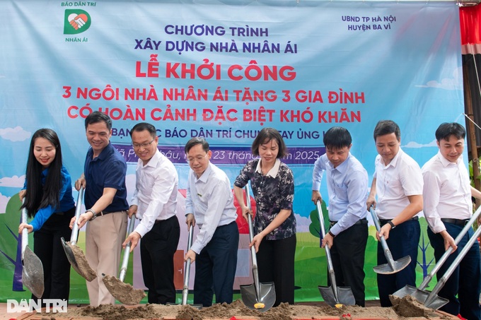 Dantri readers fund homes for three low-income Hanoi families - 1 Dantri readers fund homes for three low-income Hanoi families - 1