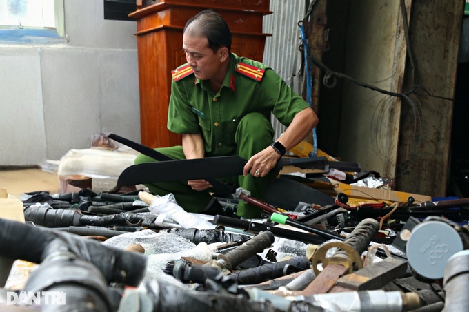 An Giang police destroy thousands of weapons - 2 An Giang police destroy thousands of weapons - 2