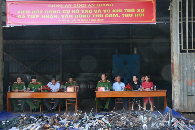 An Giang police destroy thousands of weapons - 1 An Giang police destroy thousands of weapons - 1