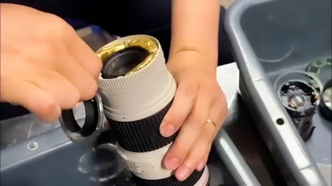 Gold-like metal found hidden in camera lenses at Noi Bai Airport - 1 Gold-like metal found hidden in camera lenses at Noi Bai Airport - 1
