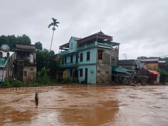 Heavy rain triggers severe flooding in Yen Bai City - 2 Heavy rain triggers severe flooding in Yen Bai City - 2