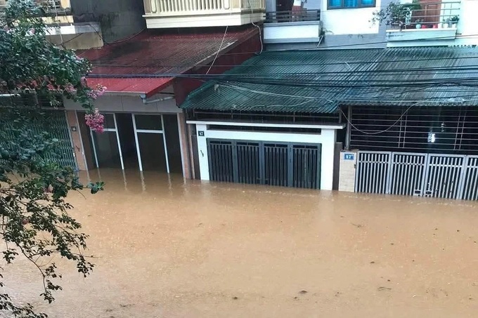 Heavy rain triggers severe flooding in Yen Bai City - 1 Heavy rain triggers severe flooding in Yen Bai City - 1