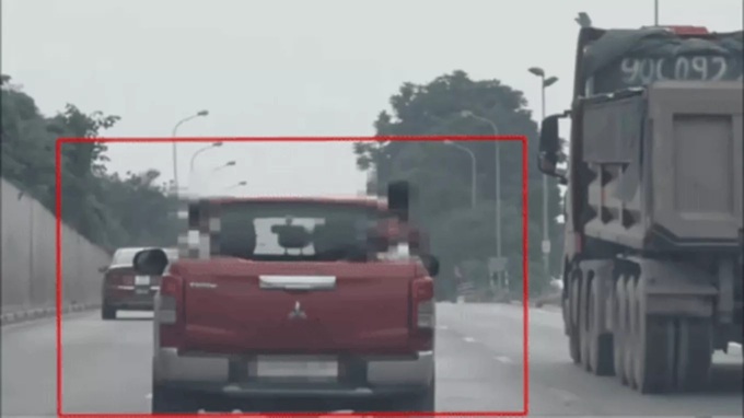 Hanoi police fine driver for carrying six children in pickup truck bed - 1 Hanoi police fine driver for carrying six children in pickup truck bed - 1