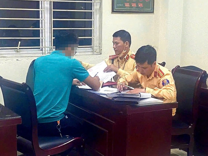 Hanoi police fine driver for carrying six children in pickup truck bed - 2 Hanoi police fine driver for carrying six children in pickup truck bed - 2