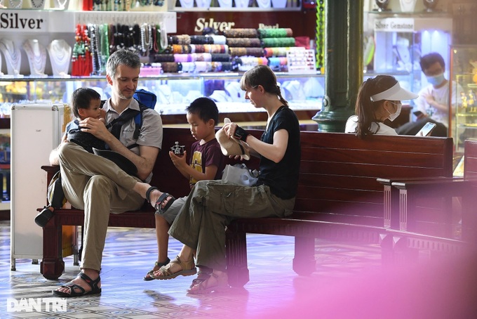 Vietnam improves visa policy to boost tourism competitiveness - 1