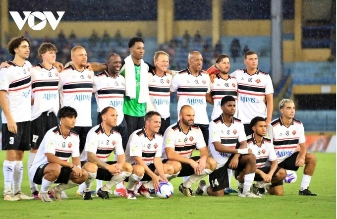 Van Quyet scores twice as Vietnam All Stars beat Manchester Reds 3-2 - 2