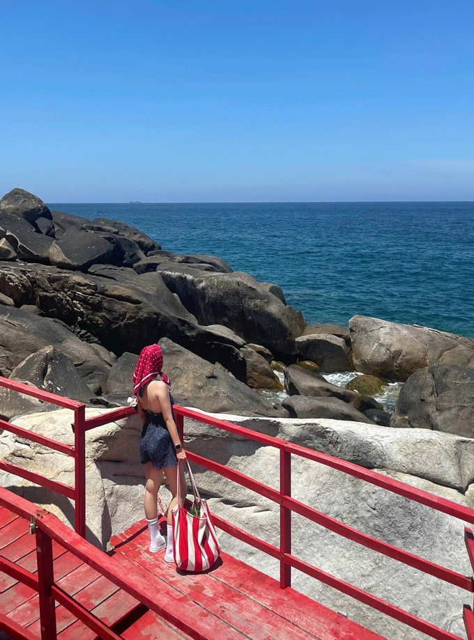 Whale sightings draw tourists to Vinh Hy Bay - 4