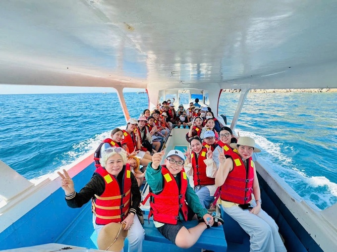 Whale sightings draw tourists to Vinh Hy Bay - 2