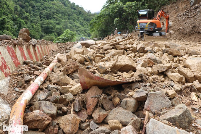 Nghe An road struggles with severe erosion - 2 Nghe An road struggles with severe erosion - 2